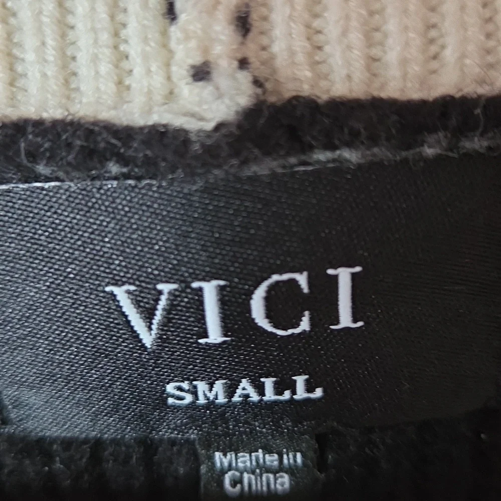 VICI Cream And Black Sweater With Pockets On Each Side. - Picture 2 of 6